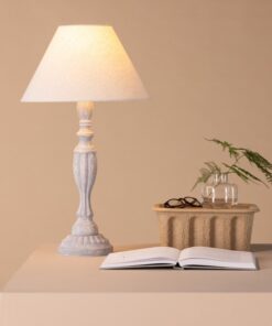 Køb Newry- Bordlampe i beige træ og skærm af stof online billigt møbel