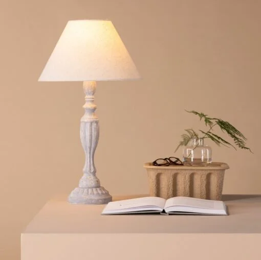 Køb Newry- Bordlampe i beige træ og skærm af stof online billigt møbel