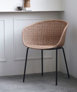 Køb Harpur - 2 havestole i lys flet med armlæn online billigt møbel