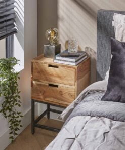 Køb Laksi - Sengebord i akacietræ med 2 skuffer online billigt møbel