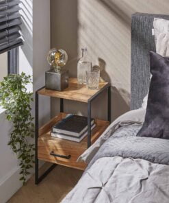 Køb Laksi - Sengebord i akacietræ med 1 skuffe og 2 hylder online billigt møbel