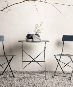 Køb Korfus - Cafesæt med bord og to stole i mørkegråt stål online billigt møbel