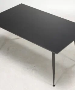Køb Spacey - Rektangulært spisebord i sort linoleum med metalben 160 x 90 cm online billigt møbel