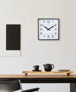 Køb Be Square - Vægur i firkantet design online billigt møbel