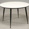 Køb DT 110 - Spisebord i hvid laminat med sorte metal ben Rund ø 120 cm online billigt møbel