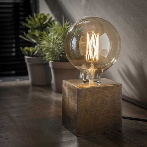 Køb Cube - Bordlampe i metal med finish i antik bronze Levering med pære(r) online billigt møbel