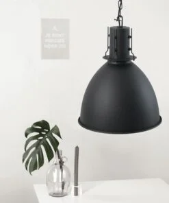 Køb Haro - Industriel loftlampe i sort metal online billigt møbel