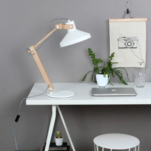 Køb Edward - bordlampe i træ og hvidt metal online billigt møbel