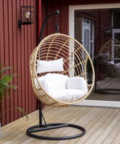 Køb Volos - Hængestol i kunst rattan og lyse stof hynder online billigt møbel