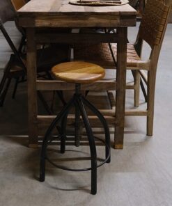 Køb Spin - drejeskammel med træsæde i genbrugstræ og sort stel online billigt møbel