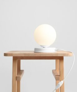 Køb Hazme - Bordlampe i hvidt metal og hvidt glas