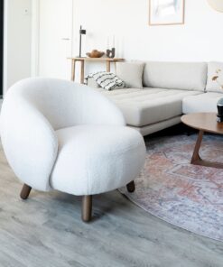 Køb Bear - Lænestol i hvidt kunst lammeskind online billigt møbel