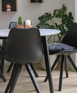 Køb Indra - 2 Spisebordsstole i sort kunstlæder og sorte træben online billigt møbel