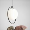 Køb Magic - Loftlampe i sort metal og hvidt glas online billigt møbel