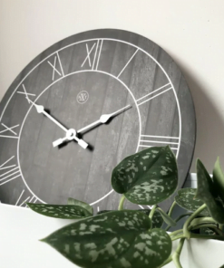 Køb Roman - Vægur i sort træ online billigt møbel