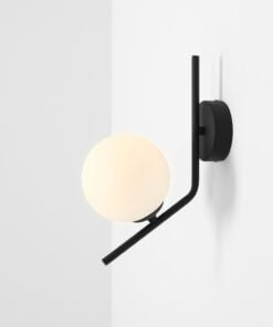 Køb Arts - Væglampe i sort metal og hvidt glas online billigt møbel
