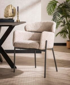 Køb Peak - 2 Spisebordsstole med armlæn i sandfarvet Bouclè stof online billigt møbel