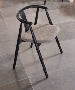 Køb Punta - 2 spisebordsstole i sort eg og latte farvet sæde online billigt møbel