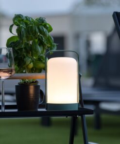 Køb Comos - Udendørs bordlampe i grøn metal og plast online billigt møbel