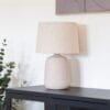 Køb Calais - Bordlampe i beige keramik online billigt møbel